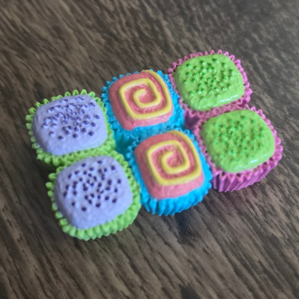 AMERICAN GIRL Petit Fours Doll Accessory‎ Multicolor Miniature Cupcakes Bakery